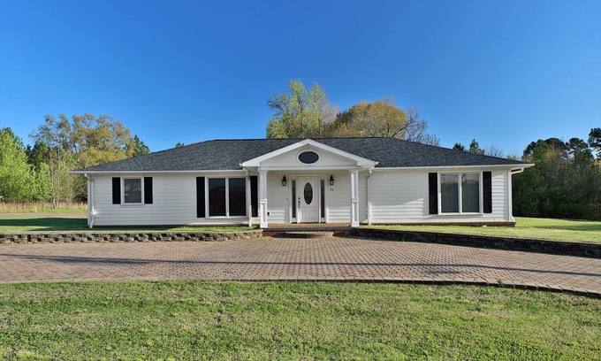 Drayton House | Upscale Fully Furnished Executive Home