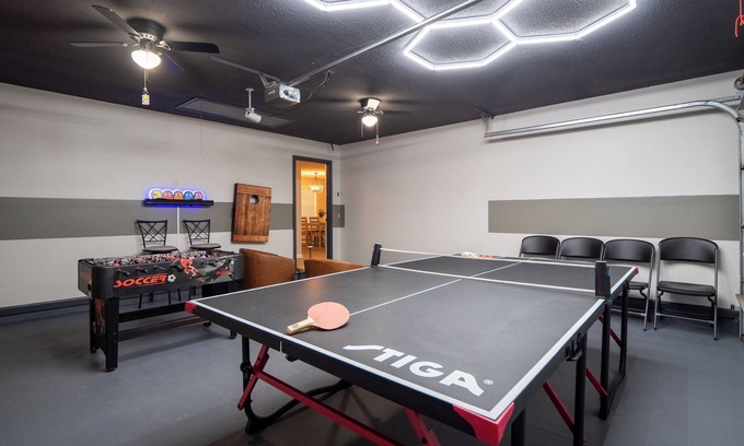 Valdosta House | Upscale GAME ROOM, Movie Theater, Arcade, Fire Pit, 4BD/2BA Home with WIFI