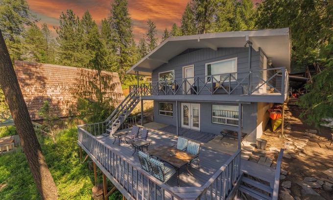 Newport Cabin | Upscale Lakefront Family Getaway