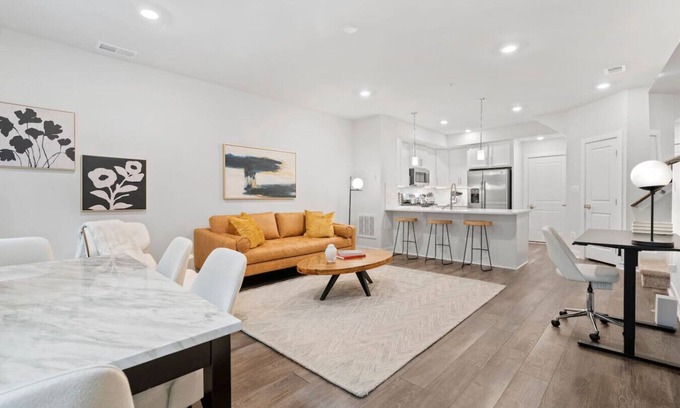 Herndon House | Upscale+Private Home 3 BEDR+3 BTH, Kitchen, Garage
