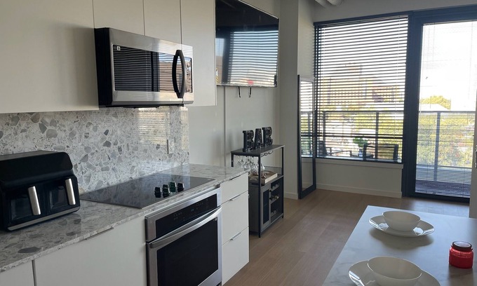 Dallas Design District Apartment | Upscale Urban Oasis: Fashion-Forward Dallas Apartment