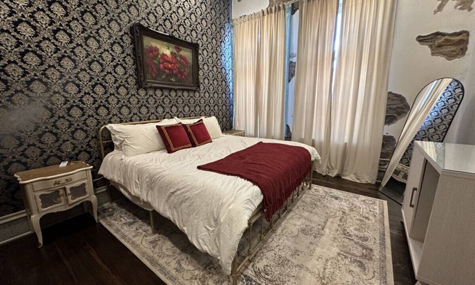 Okemah Apartment | Upscale Western Inn With Historical Distinction and Modern Comfort
