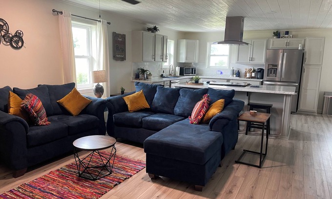 New Iberia Apartment | Upstairs 2 bedroom private apartment in New Iberia Great location!