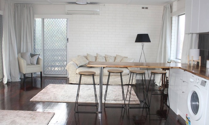 Spalding Apartment | Upstairs at Green:Executive Apartment
