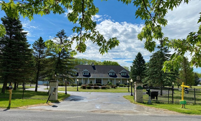 Amsterdam House | Upstate Winter Mansion- Hot Tub, Theatre, Game Room & MORE! Come Ski Upstate!
