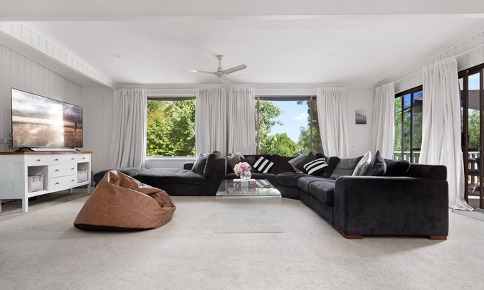 Bathurst House | Uralla | Lovely house with pool