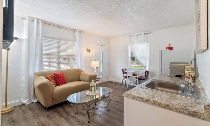 Bearss Plaza House | Urban Charm - Cozy Central Stay