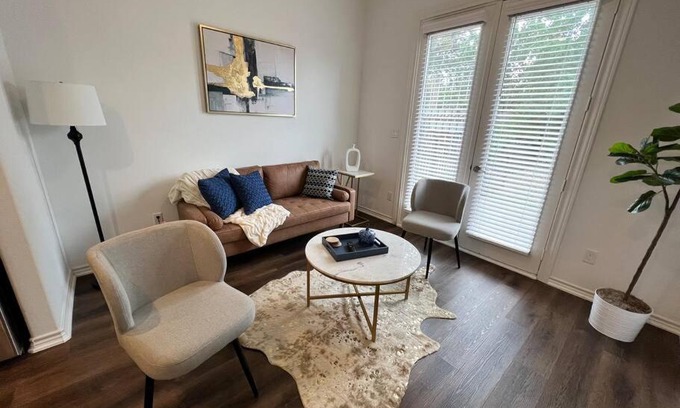Southeast Houston Villa | Urban chic living minutes to I-45 and I-610 #B