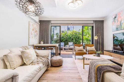 Glen Iris Apartment | Urban Green - Stylish Courtyard Haven off Malvern Rd