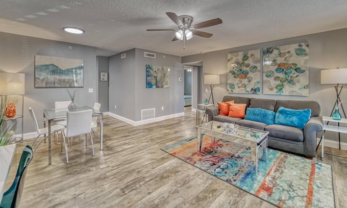 University Condo | Urban Living - Cozy & Modern - Ace Location