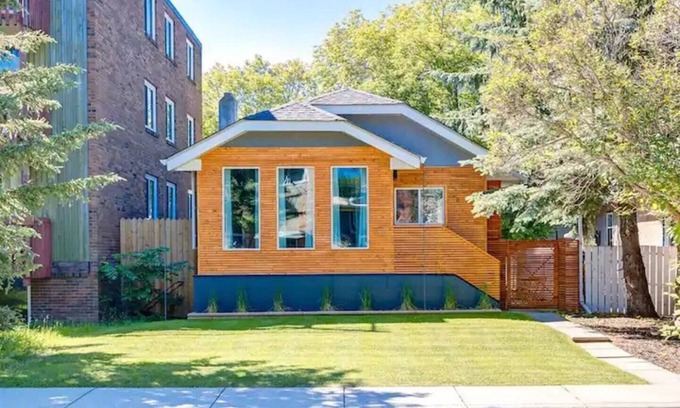 Crescent Heights House | Urban Nest near the Bow River Sleeps 4