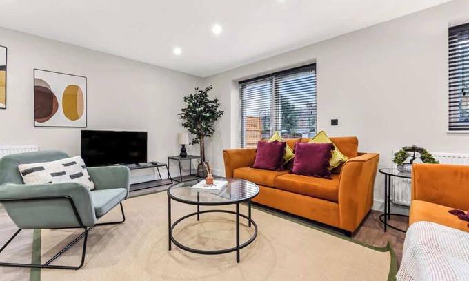 Harrow House | Urban Oasis: Chic 4BR Stay Perfect for Big Groups