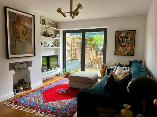 Clissold Apartment | Urban Oasis Chic 1BR Flat with Spacious Garden