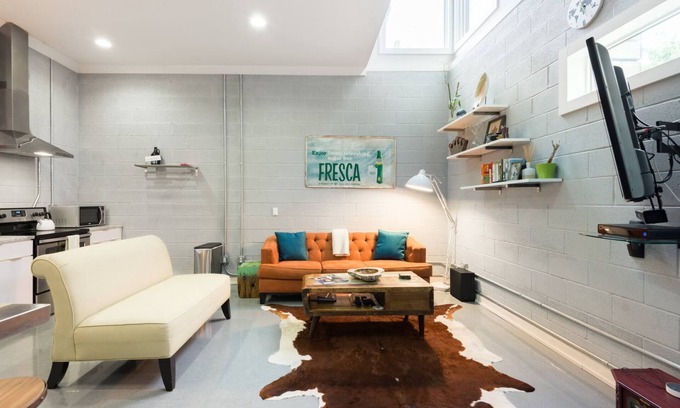 Chestnut Hill House | Urban Oasis| Private Rooftop| Close to Everything| Free Parking