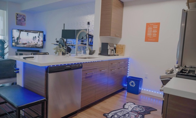 Glendale Apartment | Urban Oasis w/Outdoor Mall!