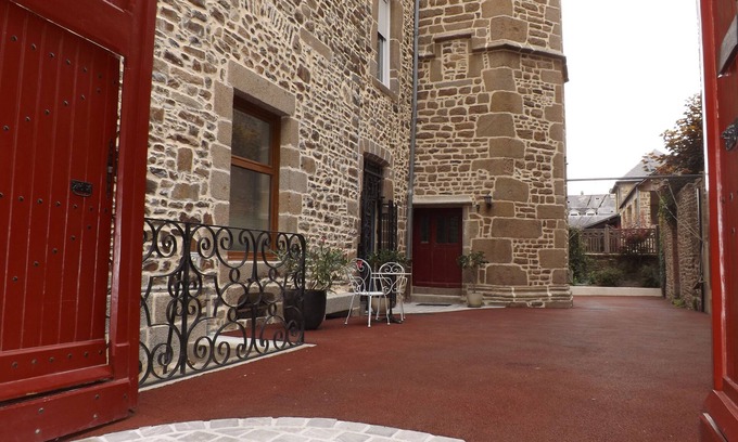 Centre ville - Urbanistes Apartment | Urban premium ground floor cottage for 2-6 pers historic Fougeres, Label House of Fr.