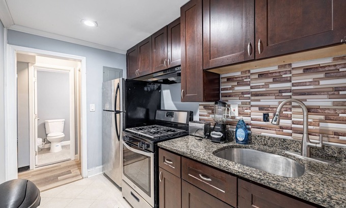 Anacostia Bed & Breakfast | Urban Retreat in D.C. Modern Cozy Awaits, great location with many amenities