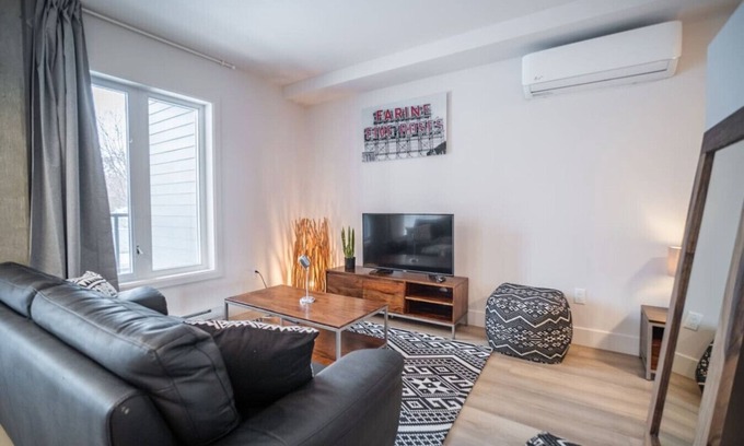 Pointe-de-Sainte-Foy Apartment | Urban Studio with Private Balcony and Gym