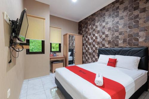 Karawang Hotel | Urbanview Syariah Hotel Tiga ER near Karawang Central Plaza