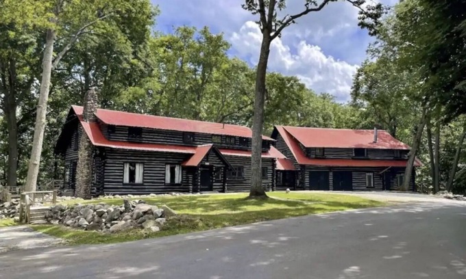 Drayton Plains House | The little Log Lodge