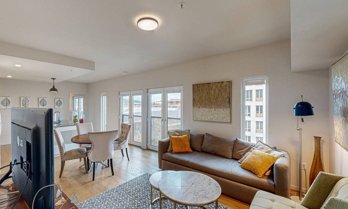 Uptown Condo | 90 m² Condo ∙ 2 bedrooms ∙ 6 guests