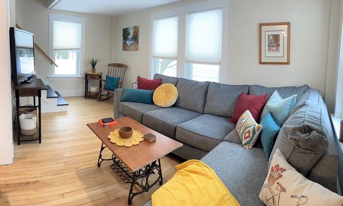 Duxbury House | Waterbury Village Hideaway with Hot Tub