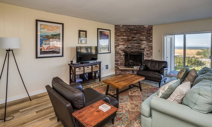 Gearhart Condo | V467 2 Bedroom 1st Floor renovated, Pet Friendly, No cleaning fees