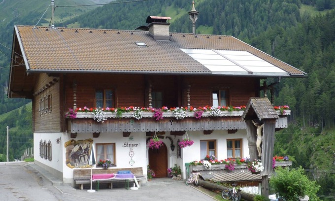Matrei in Osttirol Apartment | Vacation apartment with a view of the mountains of the Hohe Tauern National Park with balcony