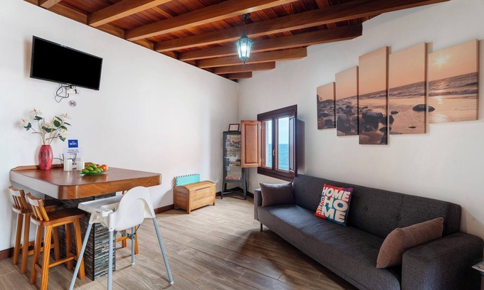 Los Silos House | Vacation Apartment 'Casa Frente Al Mar La Ponderosa' with Sea View, Private Terrace and Wi-Fi