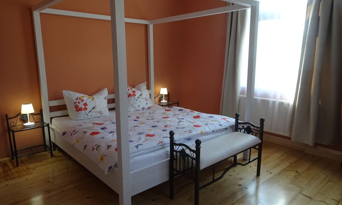 Niederpoyritz Apartment | Vacation apartment in a historic villa for up to 6 people