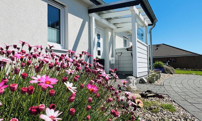 Hasselberg Apartment | Vacation apartment "Ostsee-Brise" in Hasselberg.