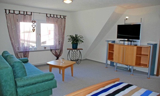 Samtens Apartment | Vacation apartment Pommernhof on the upper floor with sitting area in the garden - Ferienwohnungen auf dem