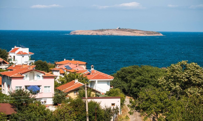 Chernomorets Apartment | Vacation apartment with stunning sea views