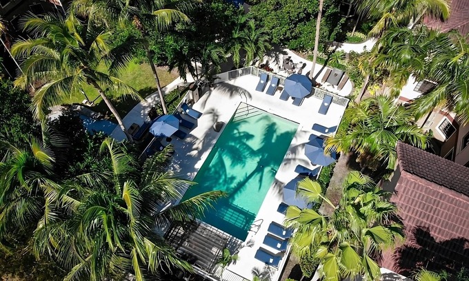 Plantation House | Vacation At its Finest! FREE Breakfast, Outdoor Pool, Pets Allowed!