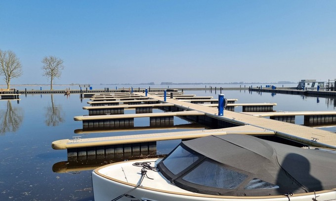 Saint Johannesga Apartment | Vacation at the Sneekermeer lake! Plenty of water sports and nature.