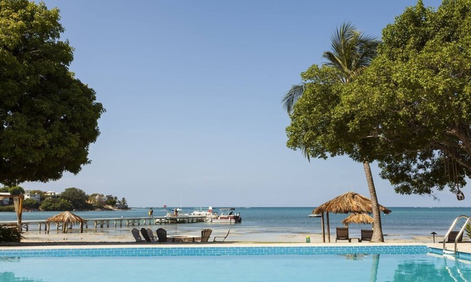 Carenero Apartment | Vacation Day Is Always A Great Idea! Beachfront, Onsite Dining, Free Parking