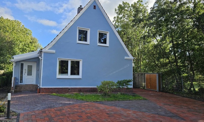 Nordholz House | Vacation home Windschief directly behind the dike with large garden, WLAN, fireplace