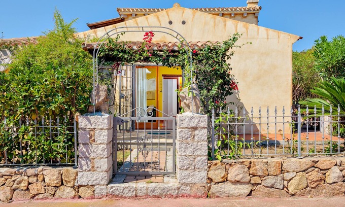 Case Peschiera-Lu Fraili House | Vacation Home "Casa Bouganvillea" with Private Terrace, Private Garden & A/C