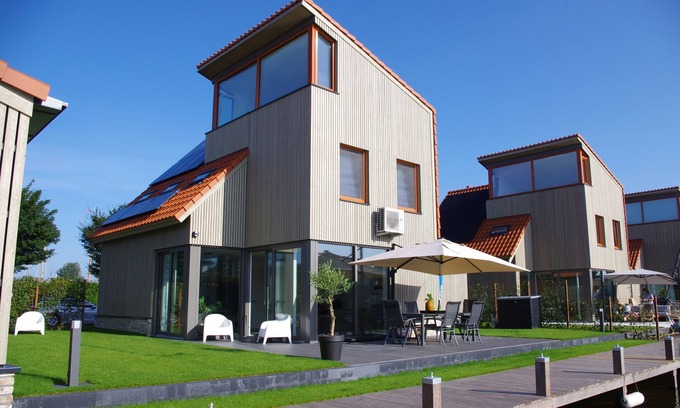 Heeg House | Vacation home on the water with boat, air conditioning, sauna, bike, SUP and BBQ