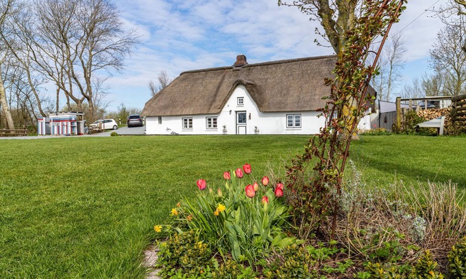 Augustenkoog House | Vacation home 'Reetdachhaus Alter Deich' with private sauna, private garden and 6 e-bikes