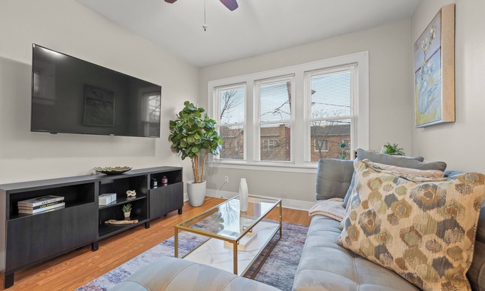 Linden House | Vacation Home Sleeps 10 w/Game Lounge · 5 mins walk to NYC/EWR Train