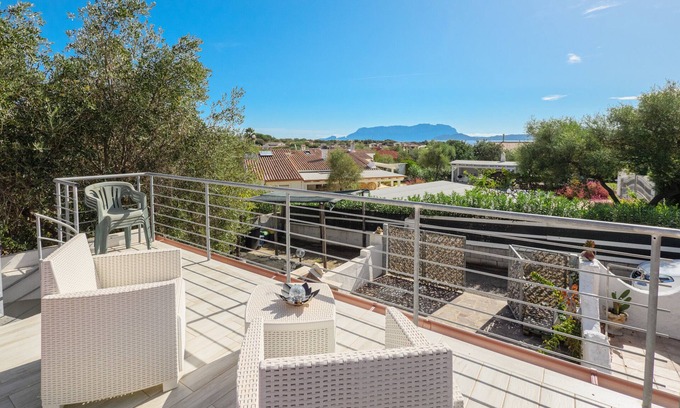Pittulongu House | Vacation Home 'Viletta a Mare' near Beach with Garden, 2 Terraces & Wi-Fi