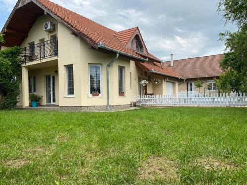 Sanmartin House | Vacation Home with Garden