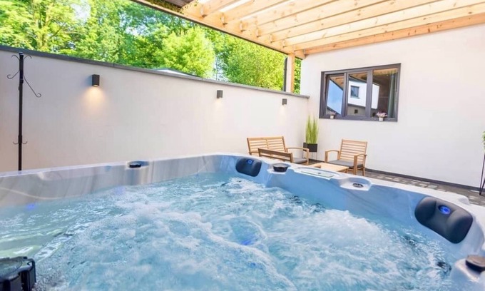 Berneau House | Vacation home with jacuzzi