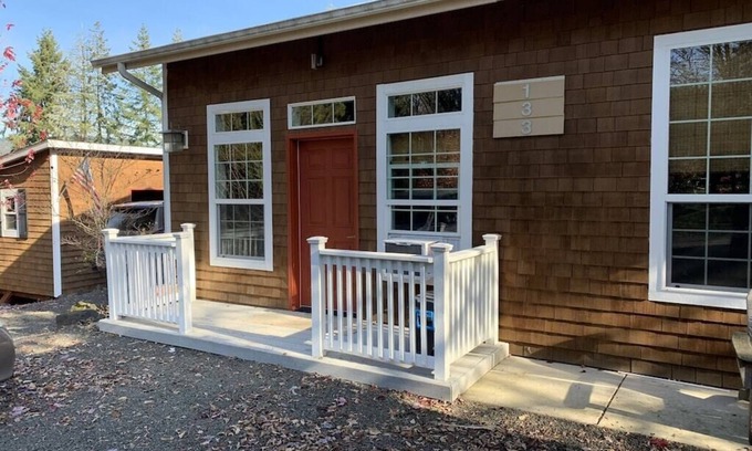 Mayfield House | Vacation House Near Lake, Hiking Trails, Fishing and Much More.