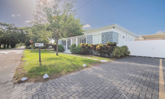 Parkside House | Vacation in Style & Comfort! Hollywood Easy Living