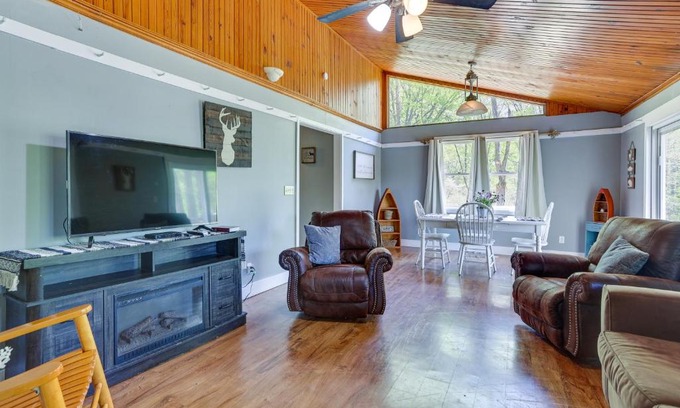Taswell House | Vacation Rental Near Hoosier National Forest!