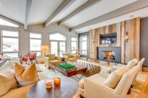 Highland Meadows House | Vail Mountain Retreat with Hot Tub and Deck!