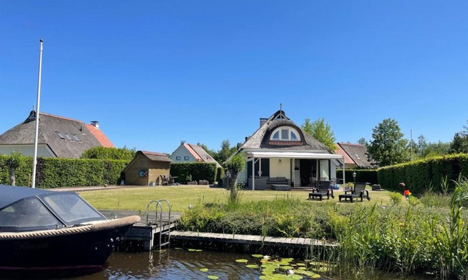 Sint Nicolaasga House | Vakantiehuis aan het water in Friesland