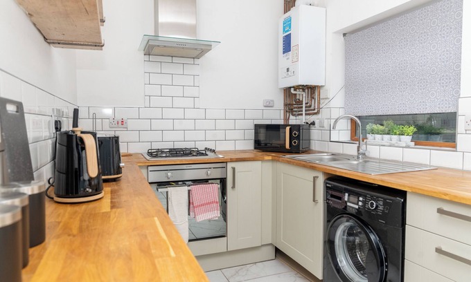 Landore House | Valley house - Located just 5 minutes from the city centre